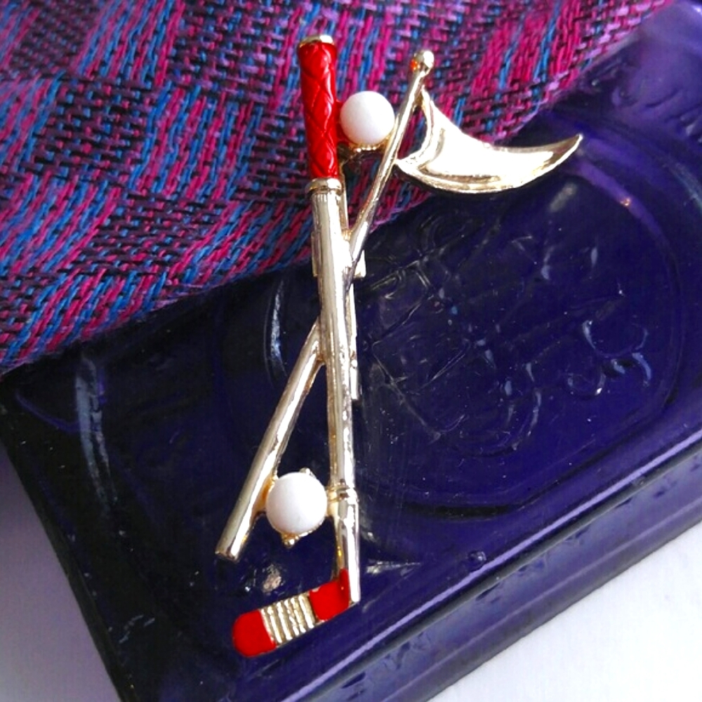 Vintage brooch Gerry's golf club flag Red enamel gold tone pin golfer golfing